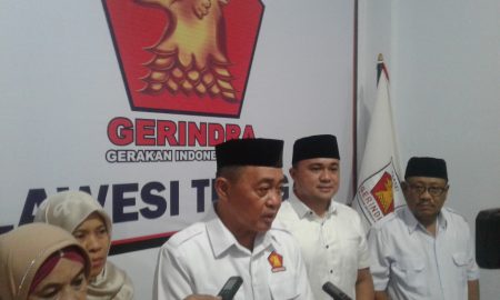 Ketua Umum DPW Partai Gerindra Sulawesi tenggara Drs. H. Imran M.Si saat menggelar konprensi pers usai menyerahkan SK ke tujuh DPC se Sultra. FOTO : ODEK