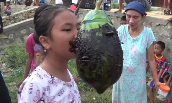 Warga Kolaka Gelar Lomba Gigit Koin