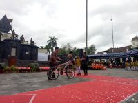 GKR Hemas saat memberikan satu buah sepeda kepada Miftahul Huda usai menjawab pertanyaan yang diajukannya. FOTO : NADHIR ATTAMIMI