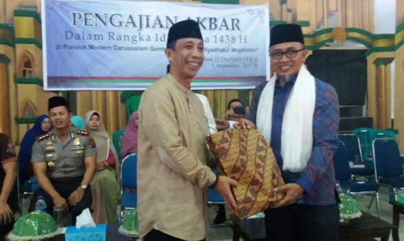 Ini Yang Dilakukan Wabup Konsel Saat Hadiri Pengajian Akbar di Gontor