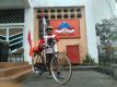 Lulus dari bangku kuliah. pria ini melakukan gowes Yogyakarta-Bojonegoro. FOTO : NADHIR ATTAMIMI