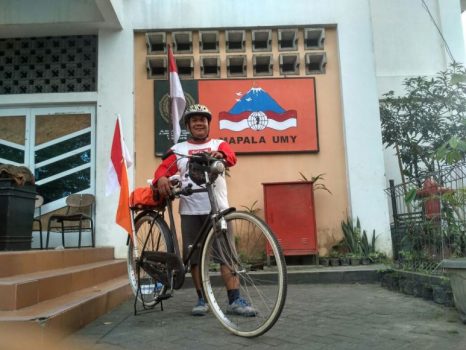 Lulus dari bangku kuliah. pria ini melakukan gowes Yogyakarta-Bojonegoro. FOTO : NADHIR ATTAMIMI