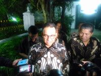 Gubernur DKI terpilih Anies baswedan saat di wawancara sejumlah awak media saat bersilaturahm di kediaman Gubernur DIY. FOTO : NADHIR ATTAMIMI