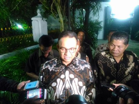 Gubernur DKI terpilih Anies baswedan saat di wawancara sejumlah awak media saat bersilaturahm di kediaman Gubernur DIY. FOTO : NADHIR ATTAMIMI