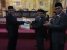 Gubernur Sultra Dr. H. Nur Alam SE. M.Si menerima piagam atas penghargaan dan raihan opni WTP dari Auditor BPK RI Sjapruddin Mosii di ruang rapat utama DPRD Sultra. FOTO : MAS,UD