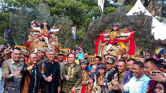 Gubernur Sultra H. Nur Alam bersama Bupati Konsel H Surunuddin Dangga, Kabinda Sultra dan Wakil Ketua DPRD Sultra foto bersama dengan latar tarian Ponorogo di Karnaval Sultra tenun. FOTO : FA