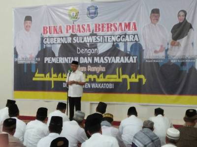 Gubernur Sultra H. Nur Alam dalam acara buka puasa dan safari ramadhan  bersama Pemerintah Kabuoaten wakatobi. FOTO : ADY