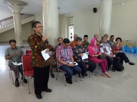 Guru Besar Universitas Gadjah Mada (UGM) Yogyakarta sedang melakukan deklarasi persiapan Gerakan UGM Berintegritas. FOTO : NADHIR ATTAMIMI