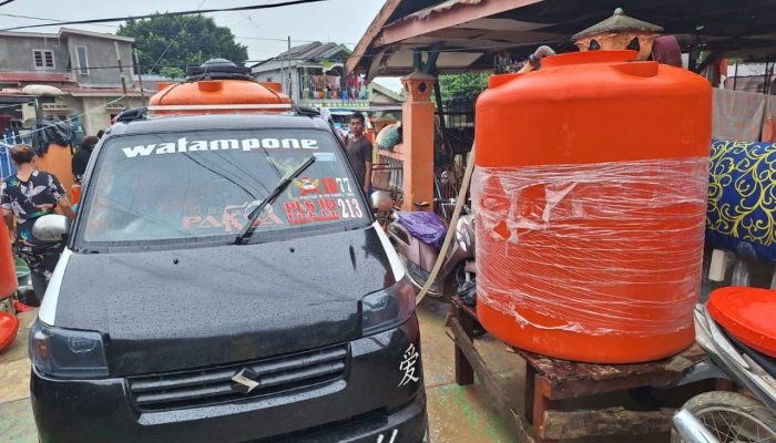 Gerak Cepat, Dinas Cipta Karya Sultra Salurkan Air Bersih bagi Warga Korban Banjir di Kendari