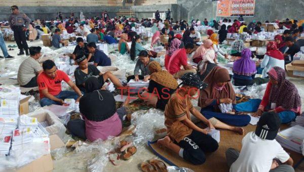 Gelar Sortiran dan Pelipatan, KPUD Konsel Temukan Surat Suara Rusak
