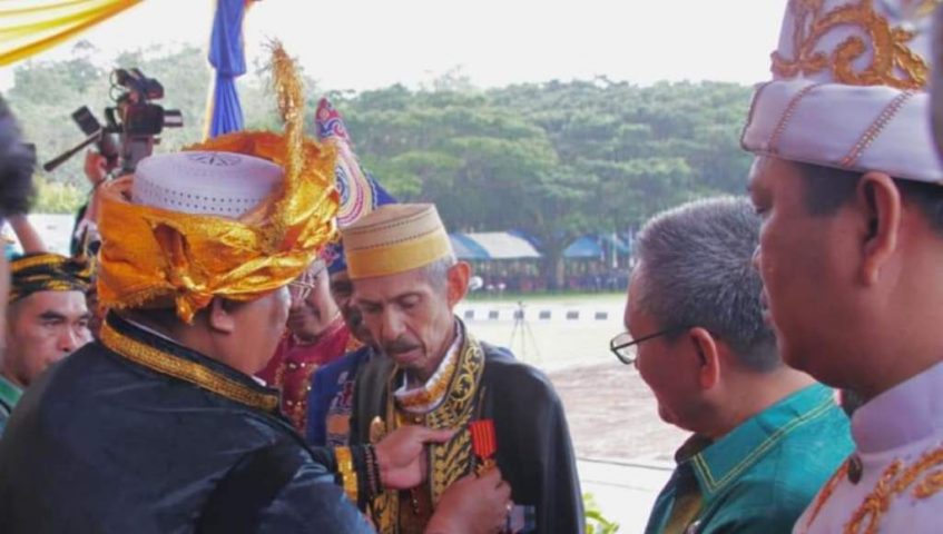 Gubernur Sultra Berikan Medali Juang 9 Windu Kepada Walikota Baubau