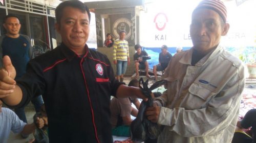 Idul Adha, KAI Sultra Bagikan Daging Kurban ke 60 Warga