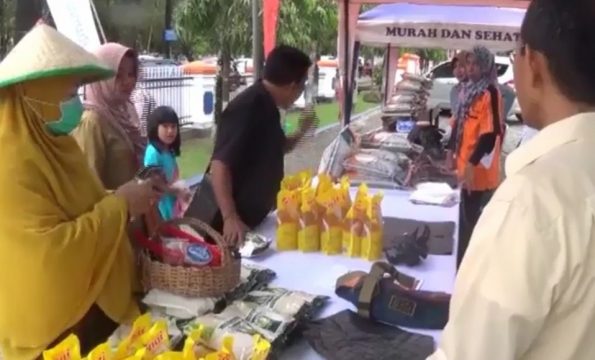 Perum Bulog Sultra menggelar pasar murah di HUT RI dengan harga sesuai dengan usia kemerdekaan RI yakni Rp 72 ribu per paket. FOTO " FEBRI