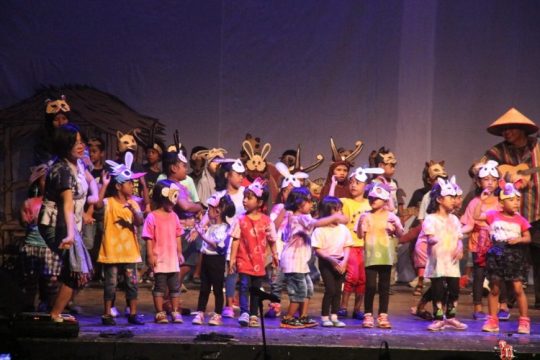 Keluarga SALAM saat menggelar Teater “Kami Tidak Seragam di Hari Anak Nasional. FOTO : NADHIR ATTAMIMI