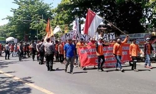 Peringatan Hari Buruh Internasional atau May day di Brebes, selain turun di jalan, parah buruh ini juga menggelar baksos. FOTO : RAKHMAWATI