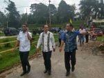 Wakil Bupati Konsel H. Arsalim Arifin bersama kadis nakertrans Prov Sultra H Saemu Alwi dan sekda konsel H. Syarif Sajang saat meninjau lokasi persiapan Harla pancasila di desa Sindang kasih. FOTO : HUMAS PEMDA KONSEL