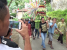 warga Desa tempur saat menggotong hasil bumi dalam rangga gelaran kirab sebagai tanda sykur kepada Tuhan Yang Yaha Esa. FOTO : DSW