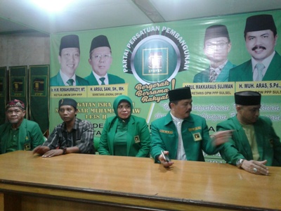 bakal Calon Bupati Bantaeng Hj Andi Sugiarti MK (tengah) saat mendaftarkan sebagai cabup di pPP Kabupaten Bantaeng. FOTO : SYAMSUDDIN