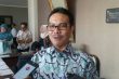 Bupati Kulonprogo, Hasto Wardoyo saat diwawancara sejumlah awak media. FOTO : NADHIR ATTAMIMI