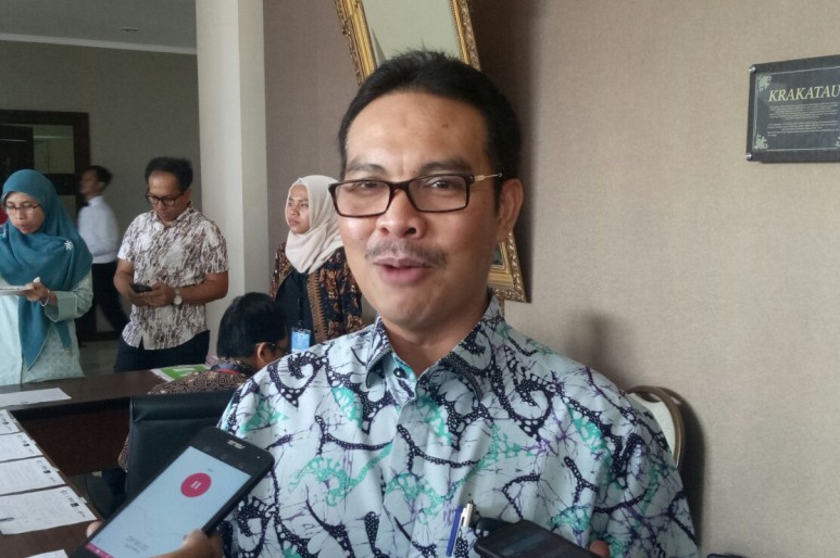 Bupati Kulonprogo, Hasto Wardoyo saat diwawancara sejumlah awak media. FOTO : NADHIR ATTAMIMI