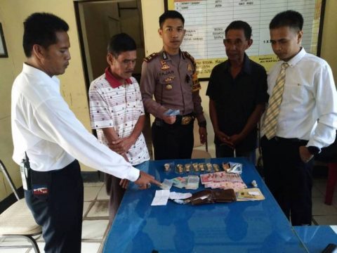 Kepala Kepolisian Sektor (Kapolsek) kemaraya Iptu Fajar Mauludi bersama dua pelaku Hipnotis bersama barang bukti hasil kejahatan yang diamankan. FOTO : ONNO