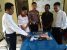 Kepala Kepolisian Sektor (Kapolsek) kemaraya Iptu Fajar Mauludi bersama dua pelaku Hipnotis bersama barang bukti hasil kejahatan yang diamankan. FOTO : ONNO