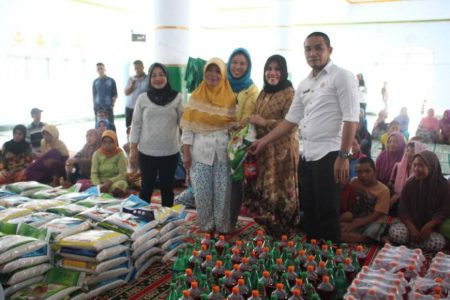 Hj Nurlin Surunudin, SH (Tengah) Didampingi Sekretaris Camat Tinanggea Saat Menyerahkan Bantuan Sembako Secara Simbolis Di Masjid Nurul Falah, Kelurahan Ngapaaha. FOTO : MAHIDIN