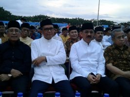 bakal Calon Gubernur Sulsel bersama calon wakilmnya menghadiri buka puasa bersama dengan warga di pantai seruni Bantaeng. FOTO : SYAMSUDDIN