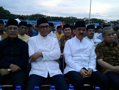 bakal Calon Gubernur Sulsel bersama calon wakilmnya menghadiri buka puasa bersama dengan warga di pantai seruni Bantaeng. FOTO : SYAMSUDDIN