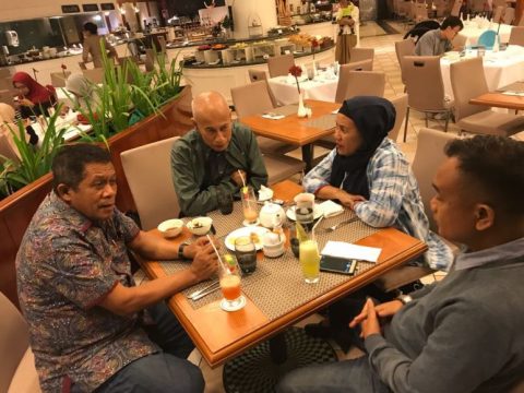 Ir Hugua saat mewawancara dua calon staf senior CTI yang di gelar di salah satu hotel di jakarta. FOTO : IST