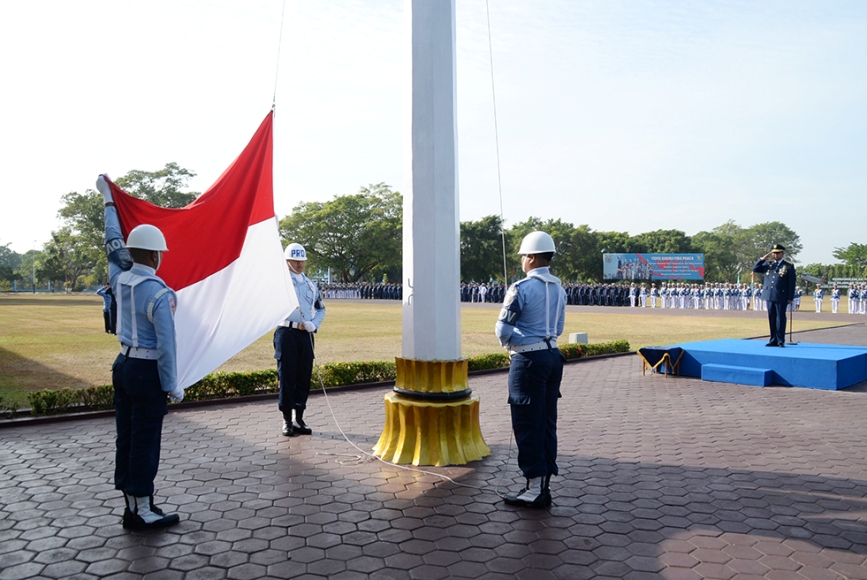 Pengibaran Bendera merah Putih di HUT RI ke 72 Tahun 2017 di Lanud Yogyakarta. FOTO : NADHIR ATTAMIMI
