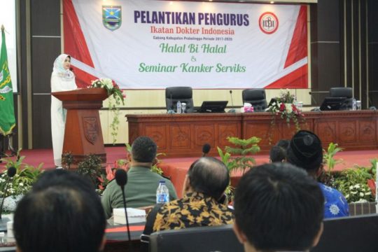 Bupati probolinggi Hj Puput Tantrianasari saat memberikan sambutan di kegiatan pelantikan pengurus IDI cabang Probolinggo. FOTO ; ASL