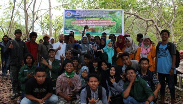 Aksi Tanam Tanaman Multi Guna FHIL UHO Disambut Baik Masyarakat