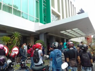 sering terjadinya kemacetan dan rawan kecelakaan lalulintas Plaza Inn Hotel kendari di unjuk rasa mahasiswa. FOTO : ILHAM