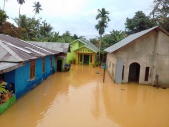 Rumah warga di bantaran kali wanggu yang terrendam banjir. FOTO : ILHAM