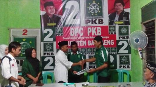 Bakal calon Bupati Bantaeng Ilham Azikin saat mengembalikan formulir pendaftaran di sekretariat DPC PKB Bantaeng. FOTO : SYAMSUDDIN