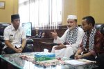 Wakil Bupati Konsel DR. H. Arsalim Arifin, SE. M. Si saat menerima Imam Besar Masjid Al-Aqsa Syekh Abdul Majid di ruang kerja wakil Bupati Konsel. FOTO : HUMAS KONSEL