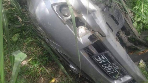 Mobil Avanza Nyemplung ke Sawah Gara-Gara Hindari Becak