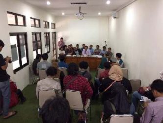 Pameran Lukisan Seniman Aktifis 'Inspirasi Puisi Wiji Thukul' Dibubarkan. FOTO : NADHIR