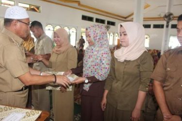 Bupati Koltim Drs H Tony Herbiansyah MSi, menyerahkan SK GTT Koltim di Masjid Jabal Nur Rate-Rate. FOTO ; JUSRAN