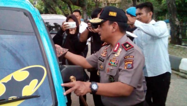 Kapolda Sultra Bagi-bagi Takjil untuk Buka Puasa