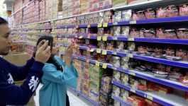 Sebanyak 60 Karton Mie Tak Berlabel Halal Tersedia di Hipermat
