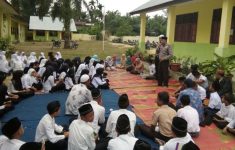 Laksanakan Saweu Sikula, Dua Orang Polisi Bimbing Para Pelajar