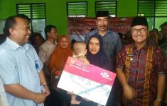Bupati Konsel Kembali Salurkan Bantuan PKH di Moramo