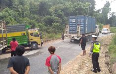 Diduga Kelebihan Muatan, Truk Pengangkut Semen Terguling