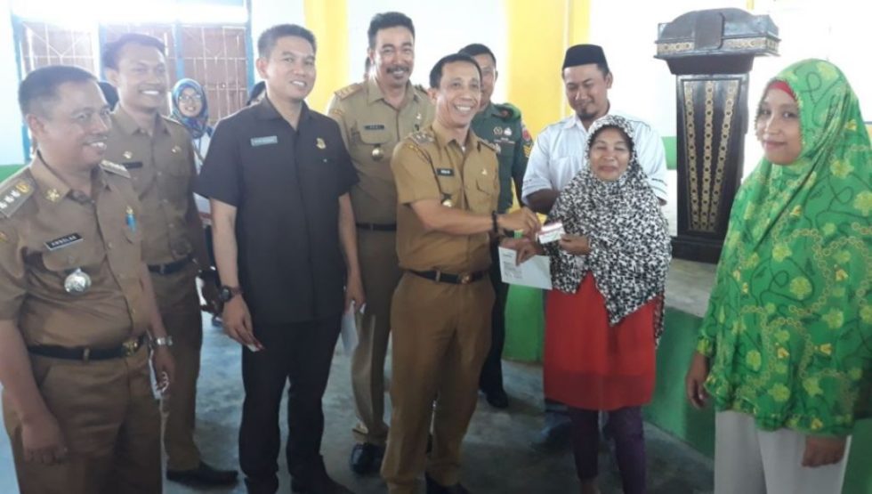 Wabup Konsel Salurkan Bantuan PKH di Kecamatan Landono