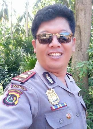Satu unit mobil Xenia yang muat sapi curian diamankan Polisi di Jalan Poros Watubangga- Bombana, Aiptu Agus Sudarmin Polsek Watubangga dan Imran sedang mengenali sapinya yang hilang