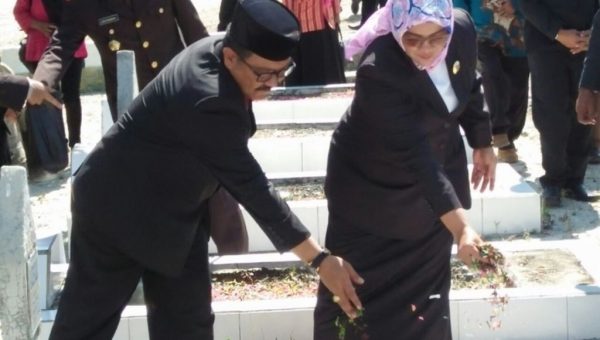 Hari Pahlawan, Pemkab Wakatobi Ziarah Kubur Veteran