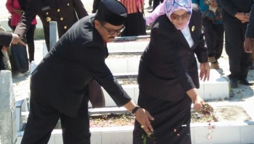 Hari Pahlawan, Pemkab Wakatobi Ziarah Kubur Veteran