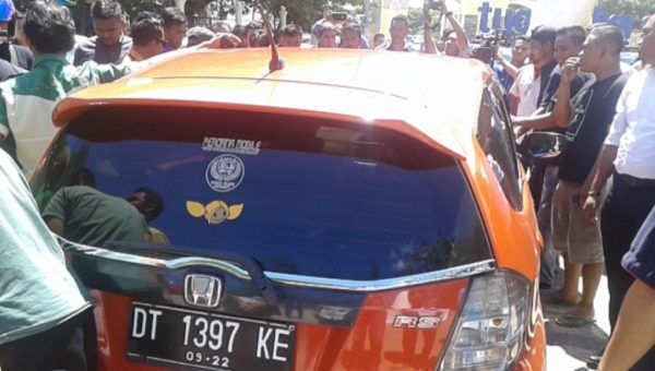 Sopir Taksi Gembosi Ban Mobil Trasportasi Online